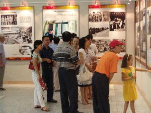 感受“胜利之师”，，，增强军民鱼水情 ——总公司机关干部旅行“建军80周年”大型图片展 - 企业要闻 - J9集团