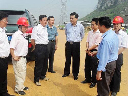 广西交通投资集团有限公司党委书记董事长余昌文、中共河池市委副书记河池市长谢志刚等向导视察六河十标 - 企业要闻 - J9集团