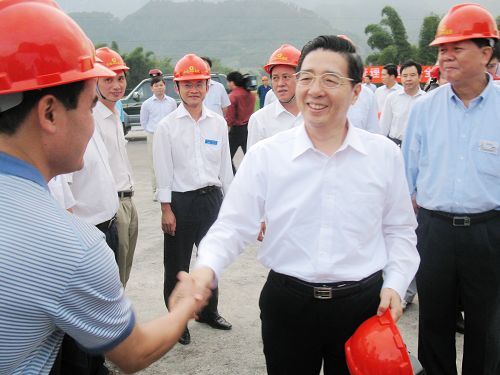 自治区党委书记郭声琨在六河10标视察时说：“你们很棒，，，，，，干得很是好” - 企业要闻 - J9集团