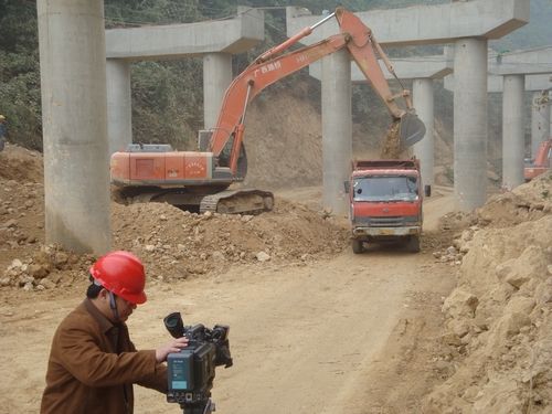 新华社、广西电视台两家媒体到隆百13标举行采访 - 企业要闻 - J9集团