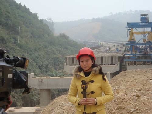 新华社、广西电视台两家媒体到隆百13标举行采访 - 企业要闻 - J9集团