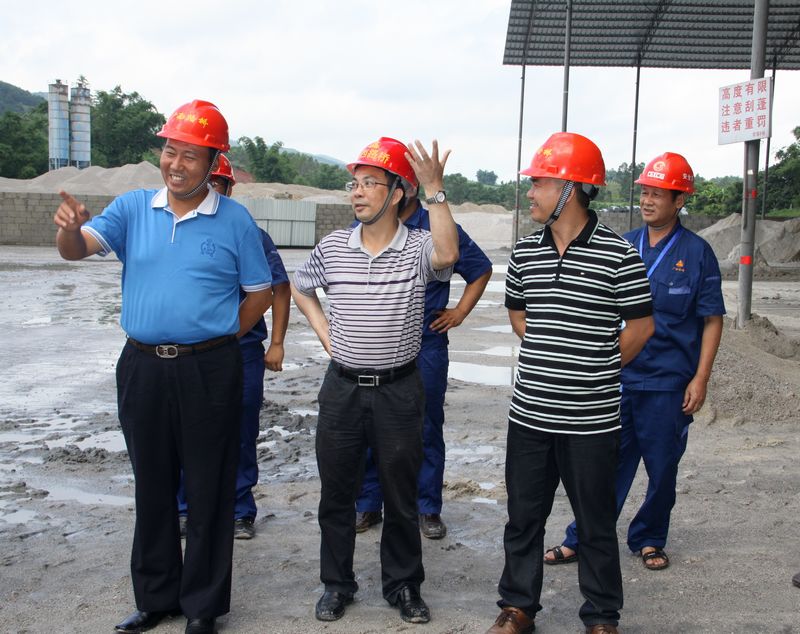 罗业凤总司理和曹文海书记“七一”时代深入钦崇路项目慰问指导 - 企业要闻 - J9集团
