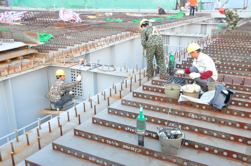 “天下第一跨”波司登大桥桥面格子梁胜利合龙 - 企业要闻 - J9集团