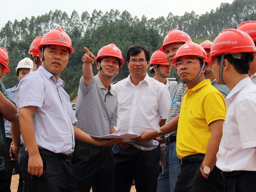 集团公司朱坚和董事长、李定伦总司理一行赴来马路项目调研指导事情 - 企业要闻 - J9集团