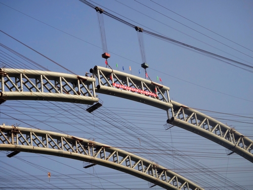 贵港郁江特大桥拱肋顺遂合龙 - 企业要闻 - J9集团