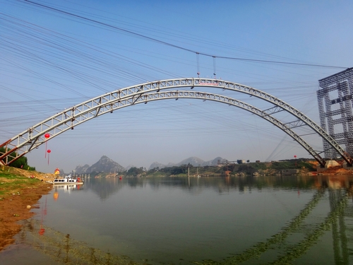 贵港郁江特大桥拱肋顺遂合龙 - 企业要闻 - J9集团