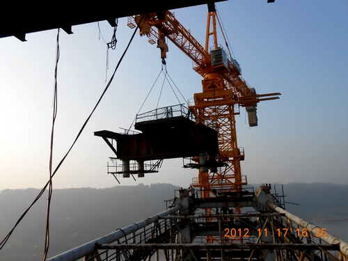 波司登大桥扣塔拆除施工首战告捷 - 企业要闻 - J9集团