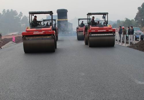 泸渝S2标大规模推进蓝田区沥青上面层施工 - 企业要闻 - J9集团