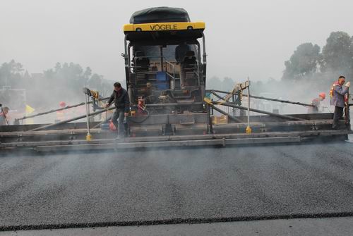 泸渝S2标大规模推进蓝田区沥青上面层施工 - 企业要闻 - J9集团