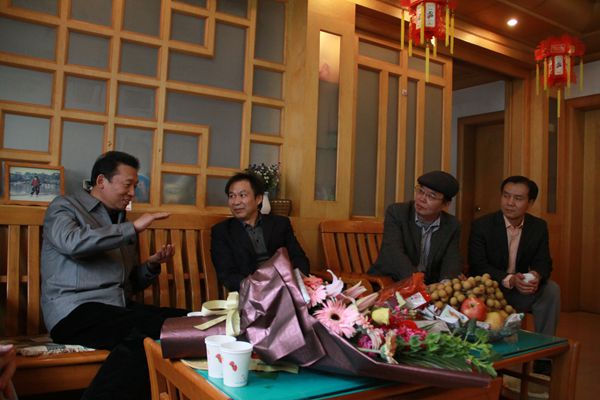 自治区政协副主席刘君探望慰问公司总工程师冯智 - 企业要闻 - J9集团