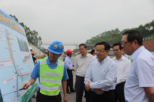 自治区主席陈武视察沿海高速公路改扩建一期工程项目建设 - 企业要闻 - J9集团