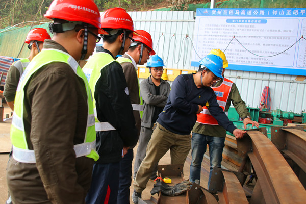 图一：召开进洞前现场聚会，，，检查钢拱架.jpg